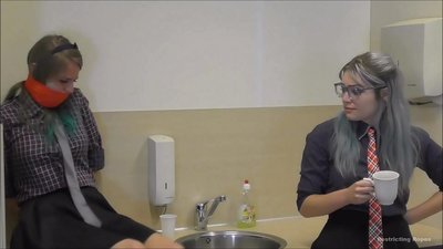 E varur / e lidhur dhe e gojës / zonjë në ankth